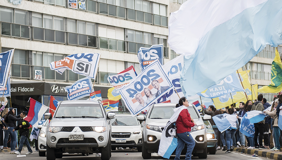 imagen de Fotorreportaje: la rambla de Montevideo a siete días de las elecciones.