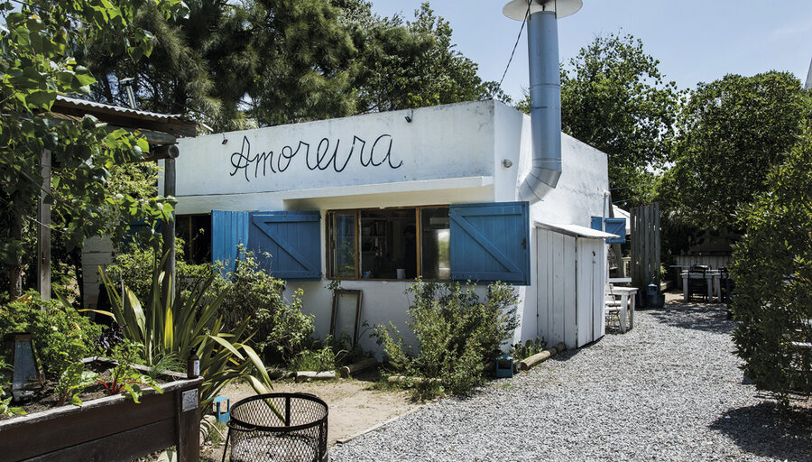 imagen de Amoreira, un restaurante con los pies en el pasto y la nariz en la huerta