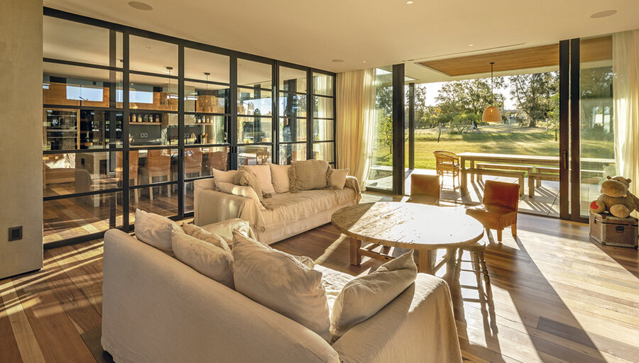 imagen de Estética contemporánea y funcionalidad en una casa con vistas al campo de golf