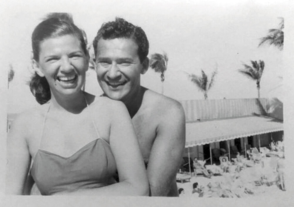 Carl e Iris Apfel estuvieron juntos durante 67 años, hasta el fallecimiento de él en 2015.