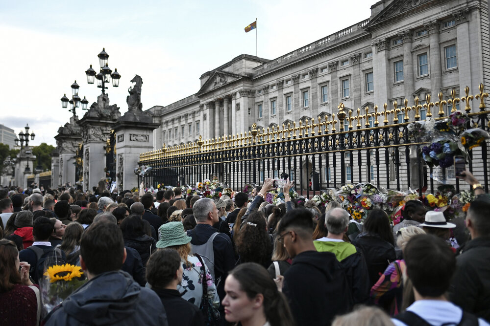 Tributos florales frente al palacio Buckingham un día después de la muerte de la reina. 