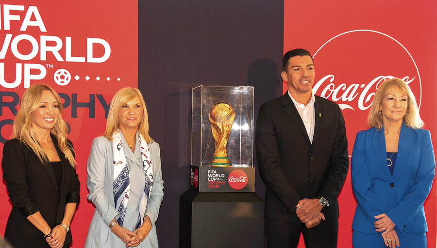 imagen de A días del Mundial, la Copa del Mundo aterrizó en Uruguay de la mano de Coca-Cola