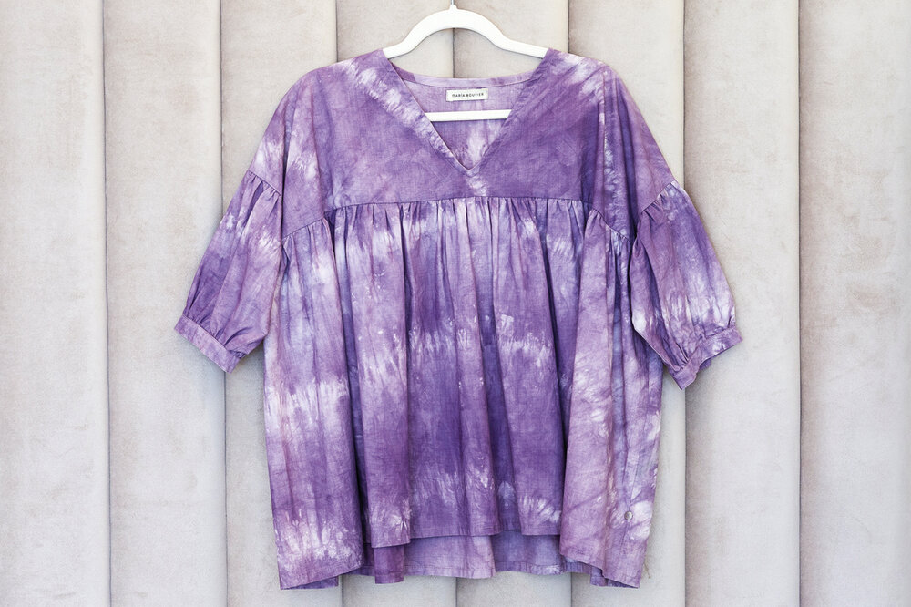 Camisa lila teñida con tintes naturales, María Bouvier. USD 126. Foto: Lucía Durán