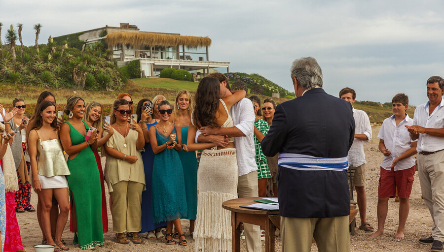 imagen de Manuela Valdés y Guillermo Laurnaga celebraron su casamiento por civil en José Ignacio