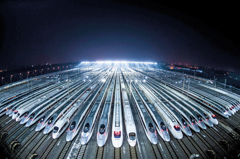 La estación de trenes de Wuhan forma parte del eje de transporte entre las ciudades de Beijing, Wuhan, Shanghái, new Guangzhou y Hong Kong. Fue diseñada para albergar a 300 millones de pasajeros diarios, con un área de 120.000 m2 y capacidad de expan