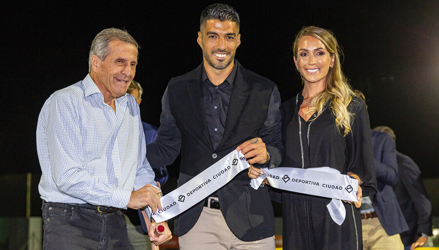 imagen de Con un corte de cinta de Luis Suárez, su esposa Sofía Balbi y el “maestro” Tabárez, se inauguró el complejo deportivo LS