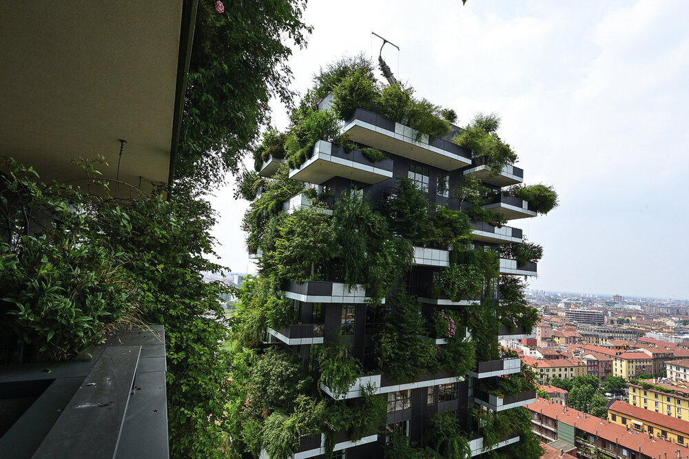 <em>El Bosco Verticale de Milán es un desarrollo inmobiliario de dos torres que conforman corredores ambientales construidos por miles de árboles, arbustos y plantas que además atraen aves e insectos. Foto: Rhona Wise</em>