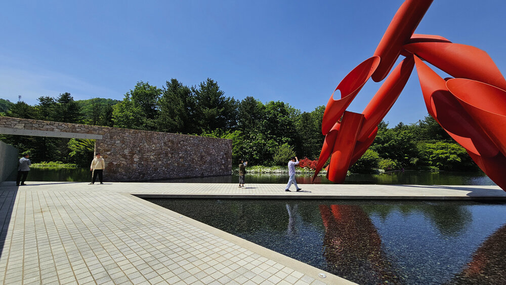 <em>El camino de ingreso al Museo San, del arquitecto japonés Tadao Ando, reconocido como uno de los 10 mejores museos de Asia, anticipa lo excepcional de la experiencia.</em>