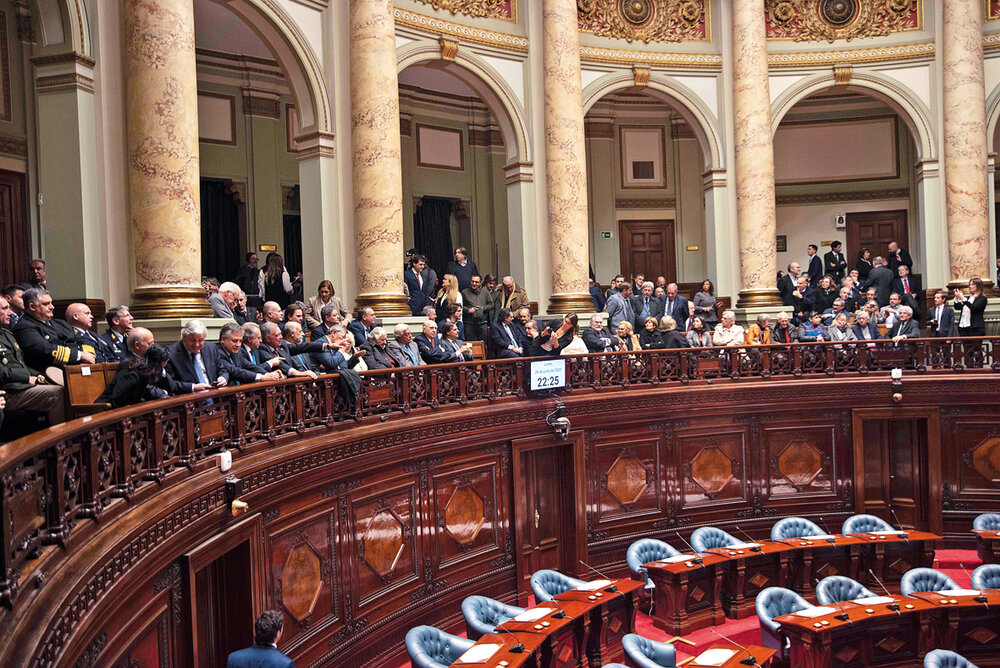 La cúpula mayor del gobierno congregada en el palco de la Cámara del Senado minutos antes de la recreación de la histórica sesión. 