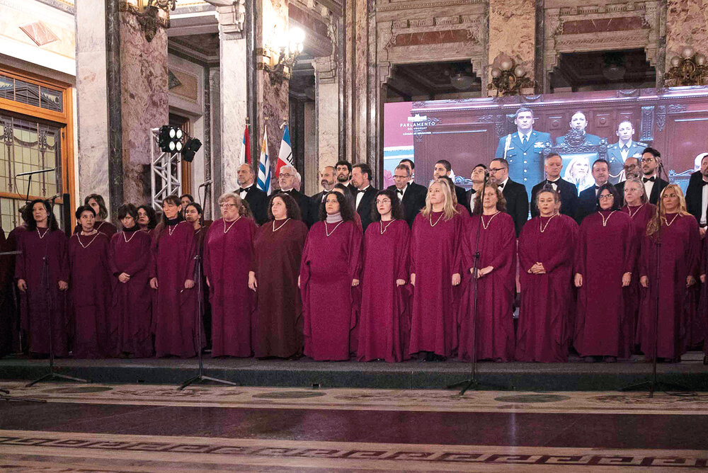 El Coro Nacional del Sodre cantó el himno nacional en el Salón de los Pasos Perdidos. 