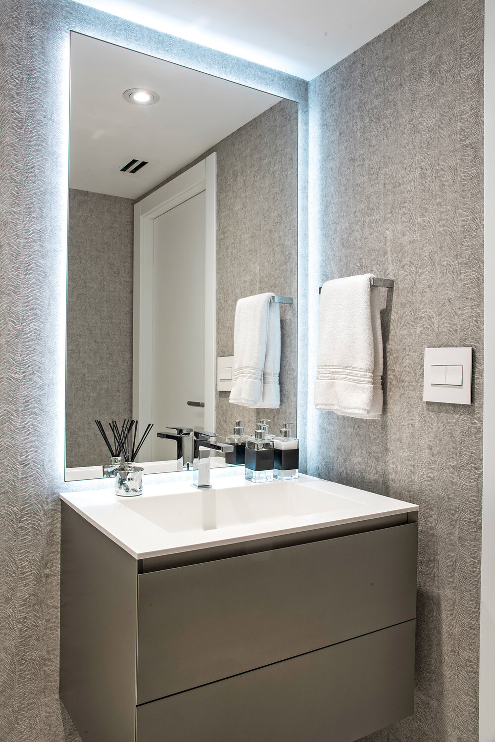 En los baños la diseñadora enteló y sumó un espejo iluminado por detrás que “da un toque de diseño y ambientación