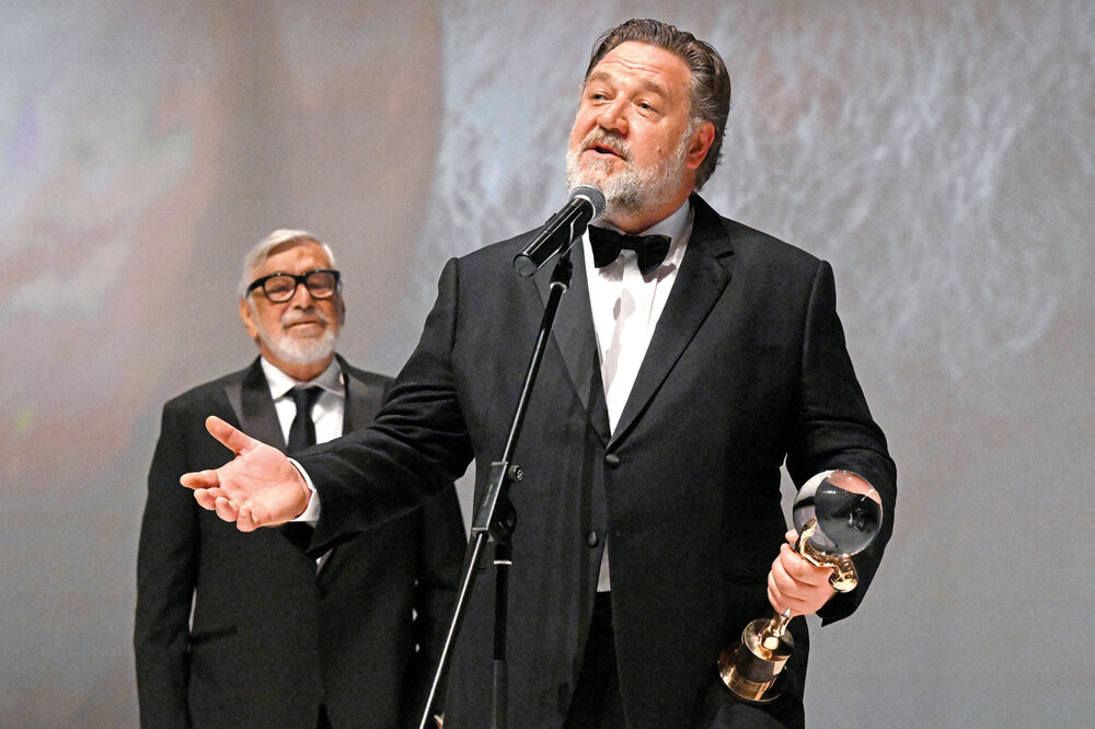 El actor, director y músico neozelandés Russell Crowe recibió el premio Globo de Cristal Especial por su contribución artística al cine mundial en el Festival Internacional de Cine Karlovy Vary de República Checa. Foto: Michal Cizek