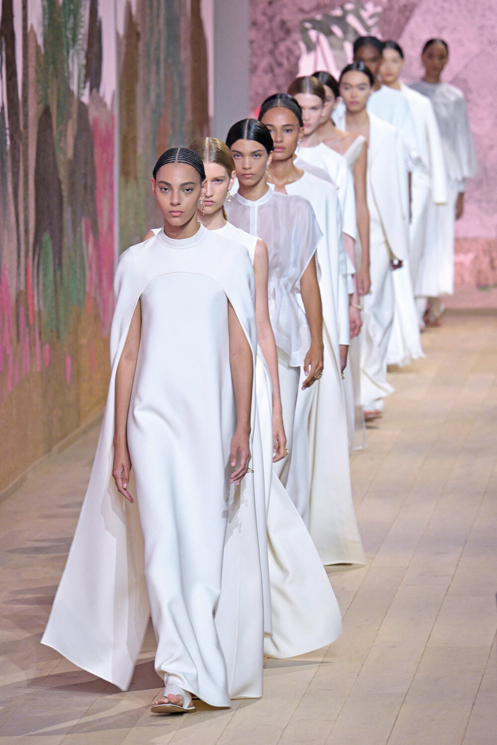 Los vestidos blancos de Dior marcaron presencia. Foto: Alain Jocard, AFP