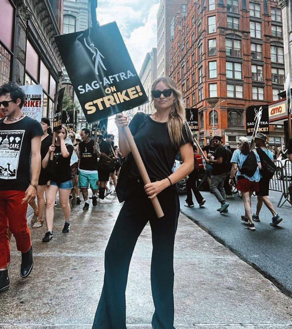 Olivia Wilde levantó un cartel en apoyo a su sindicato durante la huelga en Nueva York.