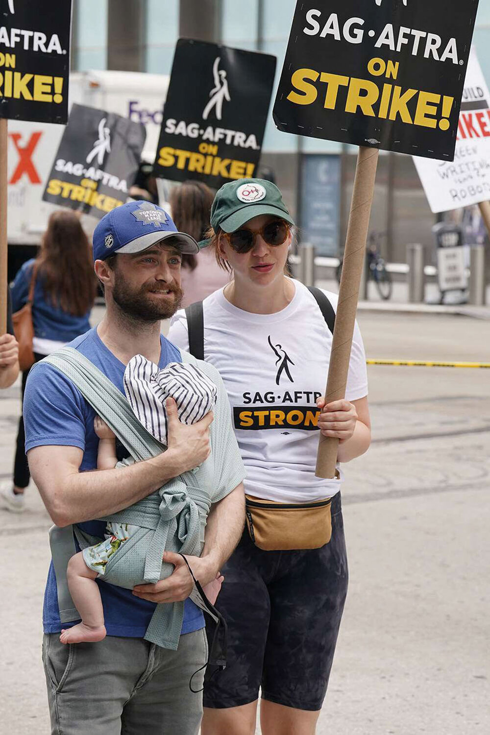 Daniel Radcliffe, su pareja Erin Darke y su hijo de cuatro meses se unieron a las manifestaciones en Nueva York. 