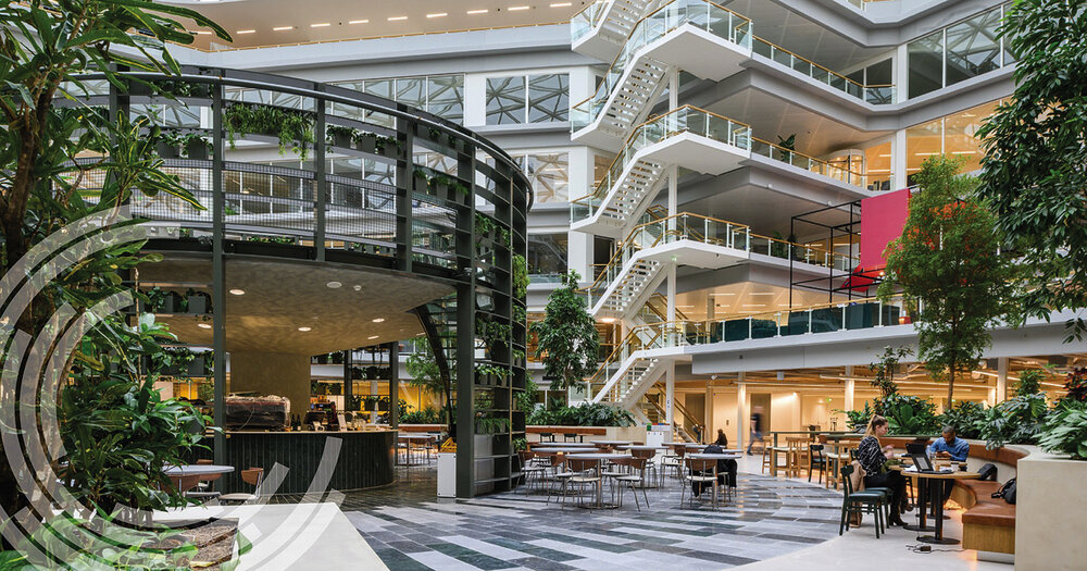 Edge, en Amsterdam, es un proyecto de oficinas que combina biofilia con luz natural en un atrio central, uno de los elementos que le otorga la certificación WELL.