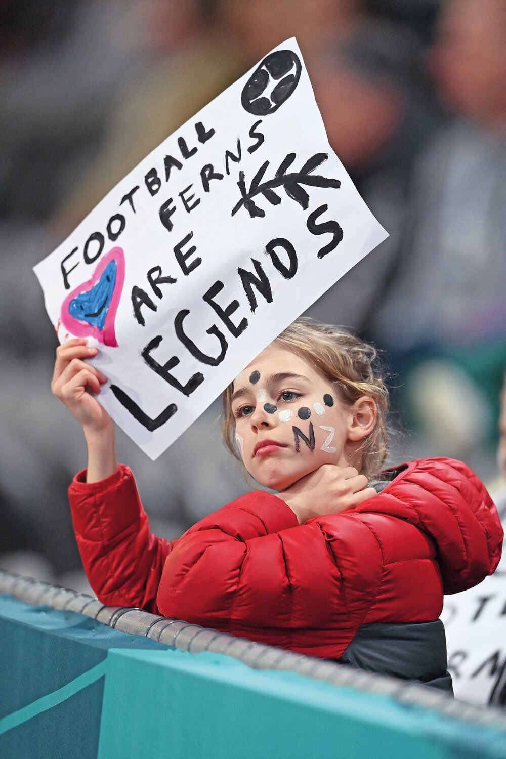 Las pancartas tampoco faltan en las tribunas. Una niña neozelandesa apoya a su selección, conocida como Football Ferns. Foto: Sanka Vidanagama, AFP