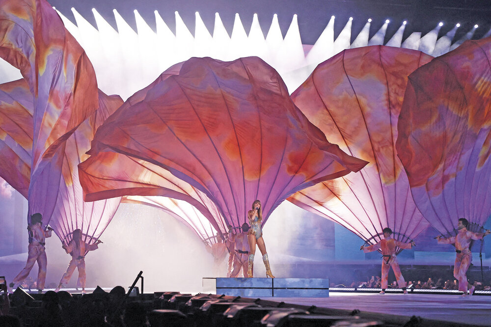 La escenografía durante el show de Taylor Swift en el Sofi Stadium fue un despliegue visual impresionante que explotó los diseños de cada etapa musical de la artista. Foto: Michael Tran, AFP