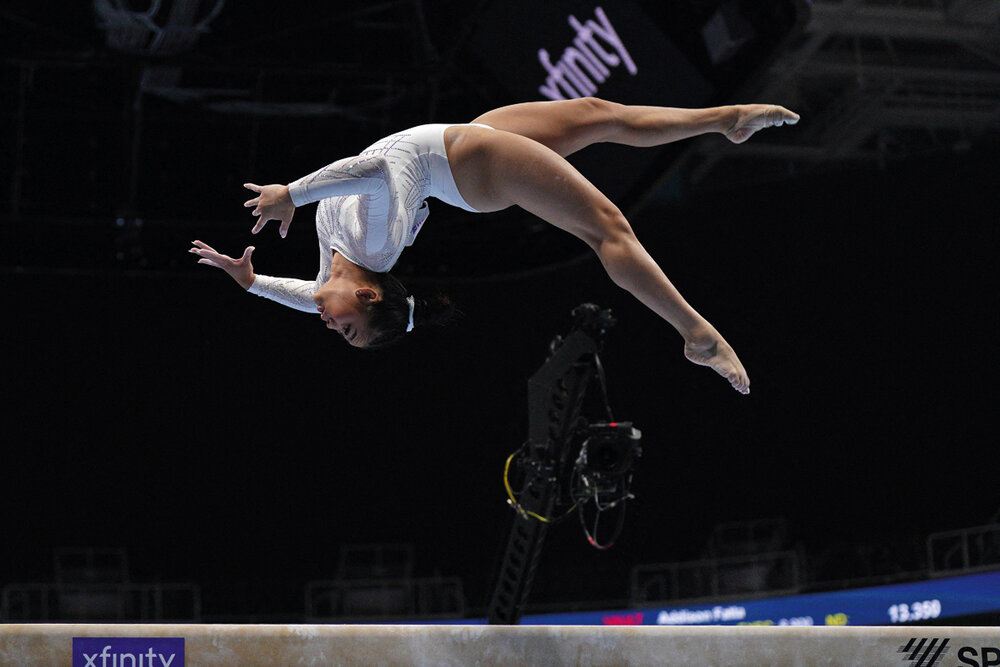 La gimnasta Suni Lee sorprende en la barra de equilibrio, a pesar de estar recuperándose de un problema de salud relacionado con el riñon. Foto: AFP