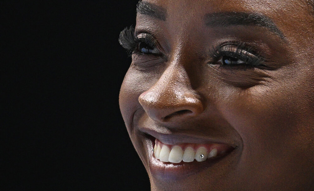 La sonrisa de la ocho veces campeona estadounidense Simon Biles. Foto: AFP