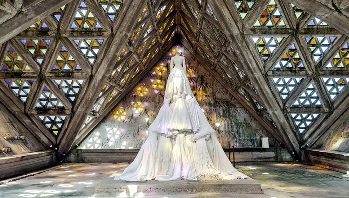 imagen de La artista Alejandra González Soca crea una obra de arte con vestidos de novia