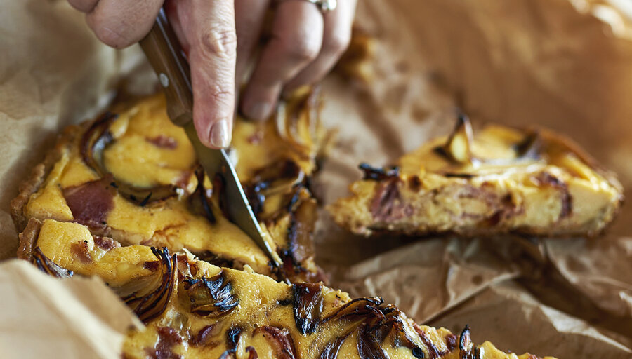imagen de Tarta de jamón y queso con cebollas caramelizadas