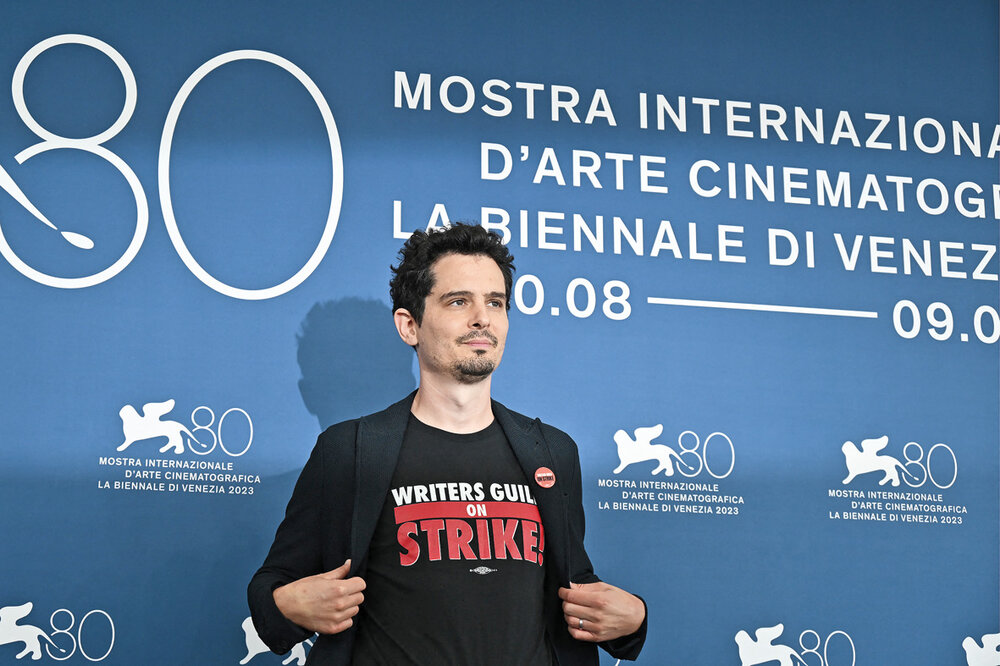 <em>El director estadounidense y presidente del jurado Damien Chazelle llevó una remera en solidaridad con el Gremio de Escritores en huelga. </em>