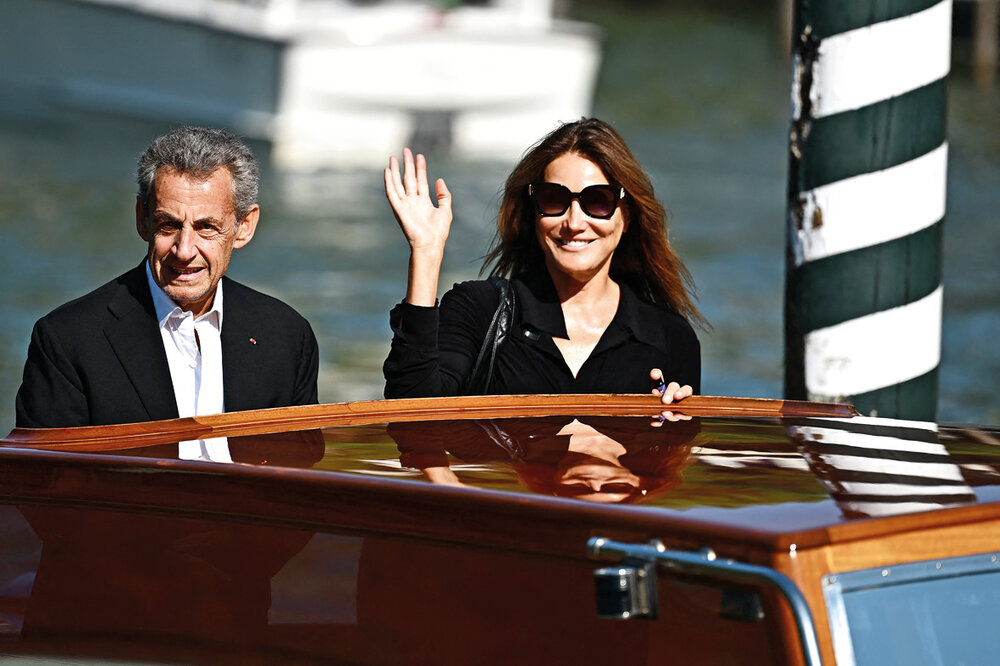 <em>Carla Bruni y su esposo, el expresidente de Francia Nicolas Sarkozy, llegaron al Hotel Excelsior de Venecia en un barco-taxi. </em>