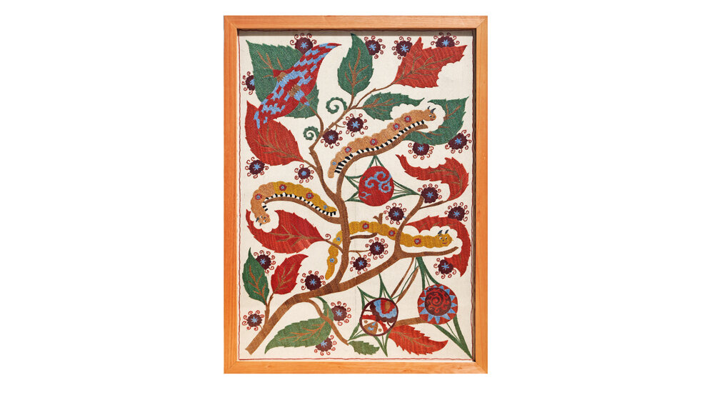 Gusano de seda, bordado suzani enmarcado 97,3 × 197,3 cm <strong>US$ 980</strong>
