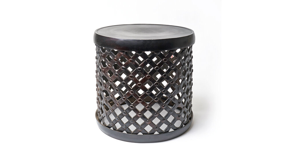 Mesa de metal reciclado negra, inspirada en las mesas africanas de madera de los pueblos Bamileke <strong>US$ 385</strong><strong></strong>