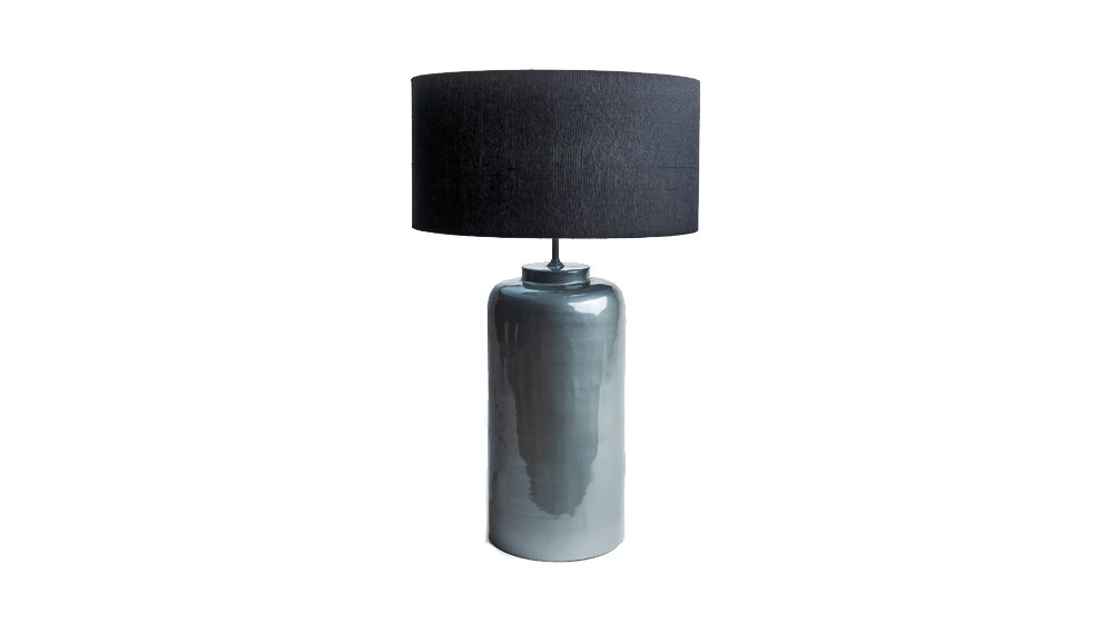 Lámpara de laca gris con pantalla de algodón negra<strong> US$ 250</strong>