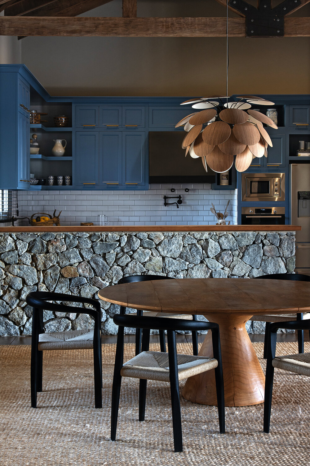 <em>Los muebles de guardado de la cocina  tienen el mismo color azulino de la puerta principal. </em>