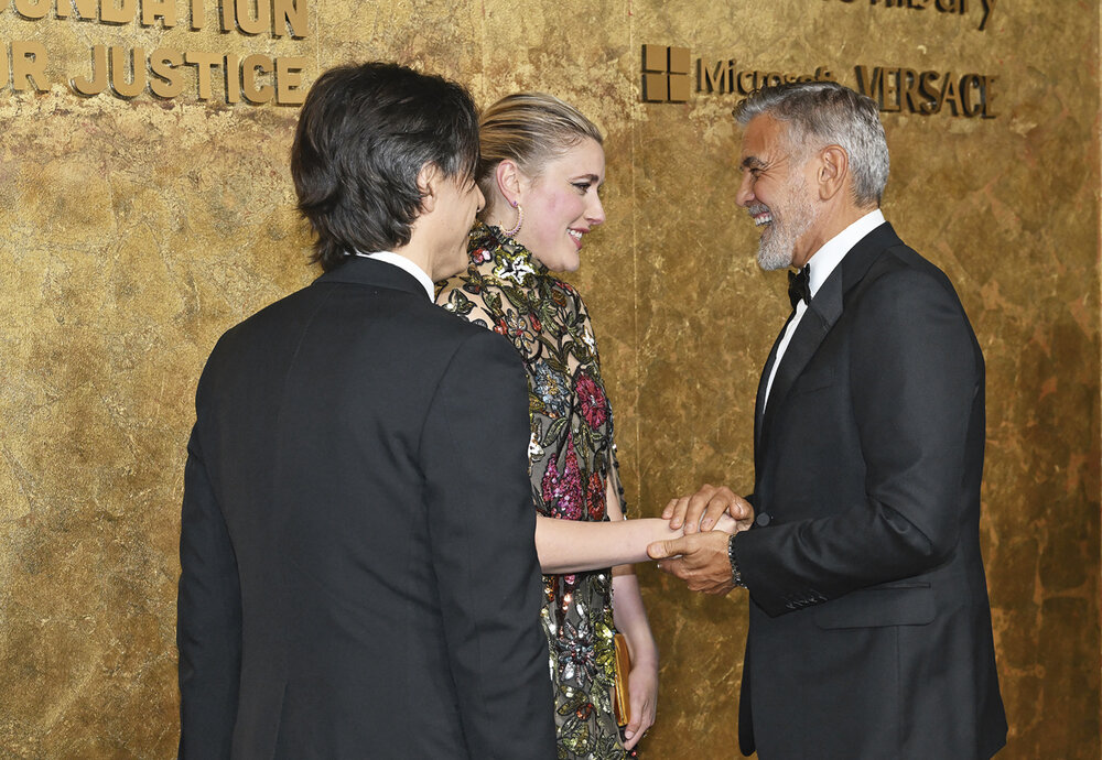 <em>La actriz y escritora estadounidense dedicada al mumblecore y catapultada por Barbie, Greta Gerwig, saluda a George Clooney, quien la honró con ser invitada especial de The Albies. </em><em>Fotos: Angela Weiss, AFP</em>