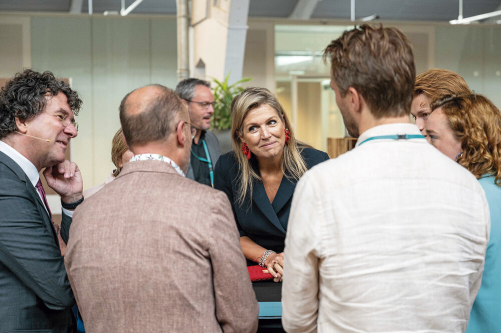<em>La reina Máxima conversa con los participantes del festival en el Centro de Congresos de Den Bosch. Foto: Ian Vogler, AFP</em>