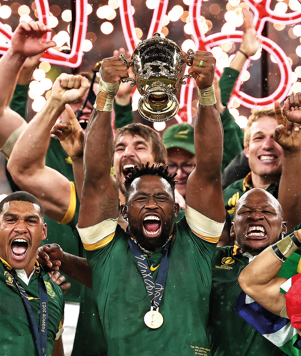 Siys Kolisi, capitán de los Springboks, levanta la copa Webb Ellis y festeja junto a sus compañeros la cuarta consagración de Sudáfrica como campeón del mundo en rugby. Franck Fife/AFP