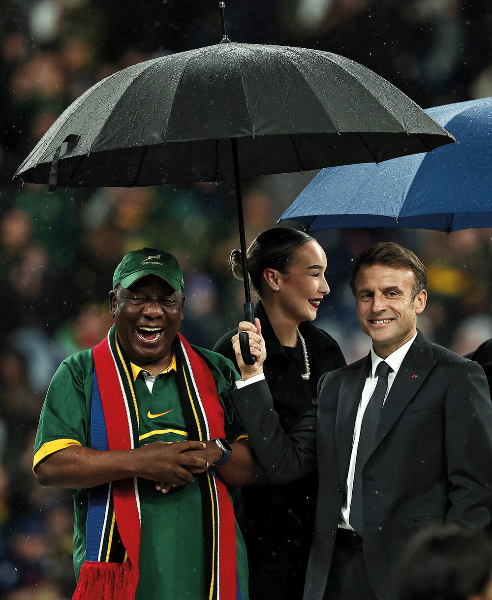 Bajo lluvia, el presidente de Francia Emmanuel Macron y el de Sudáfrica Cyril Ramaphosa presidieron la entrega de medallas y del trofeo Webb Ellis.  Franck Fife/AFP 