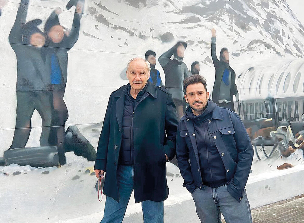 Junto con Pablo Vierci, autor del libro que inspiró la película, Bayona visitó el mural que el artista Bruno Rosa pinto en Pocitos. 