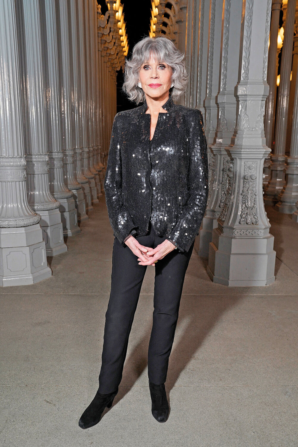 Con chaqueta de lentejuelas y pantalón negro ajustado, la actriz Jane Fonda fue una de las más elegantes de la gala. Presley Ann/AFP