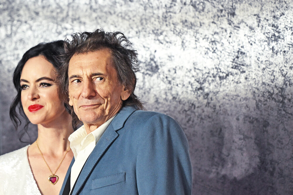 El guitarrista de The Rolling Stones Ronnie Woods llegó con su esposa Sally Humphreys Wood al estreno de Napoleón en el Odeon Luxe Leicester Square de Londres. Justin Tallis/AFP