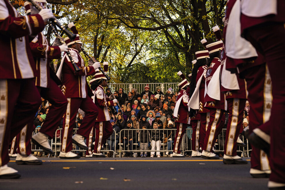 Los miembros de la marching band desfilaron al estilo militar durante el 97 desfile anual del Día de Acción de Gracias de Nueva York. AFP