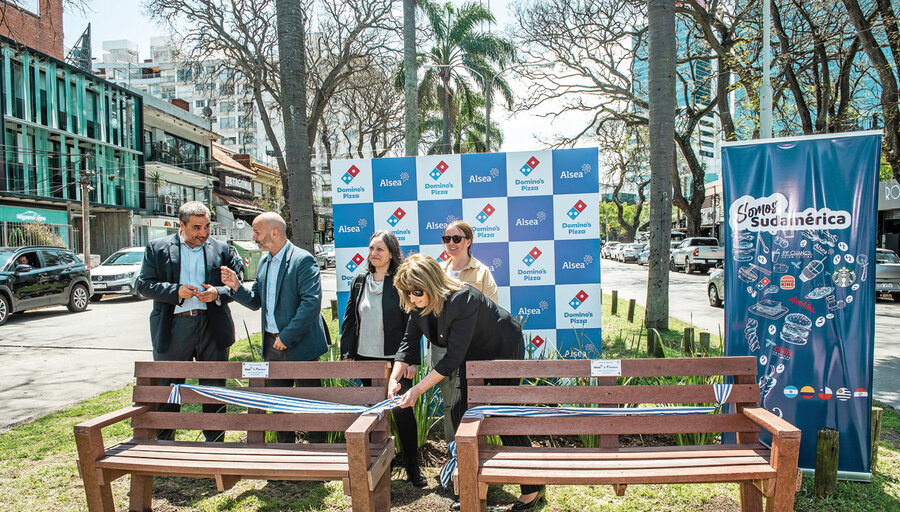 imagen de Alsea y Domino's Pizza donaron 32 bancos ecológicos a la ciudad de Montevideo