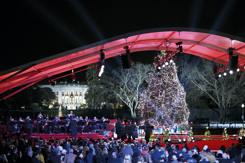 La Navidad comienza oficialmente en Estados Unidos cuando se enciende el árbol del Capitolio durante una ceremonia en el parque de Los Presidentes, en las cercanías de la Casa Blanca. AFP. 