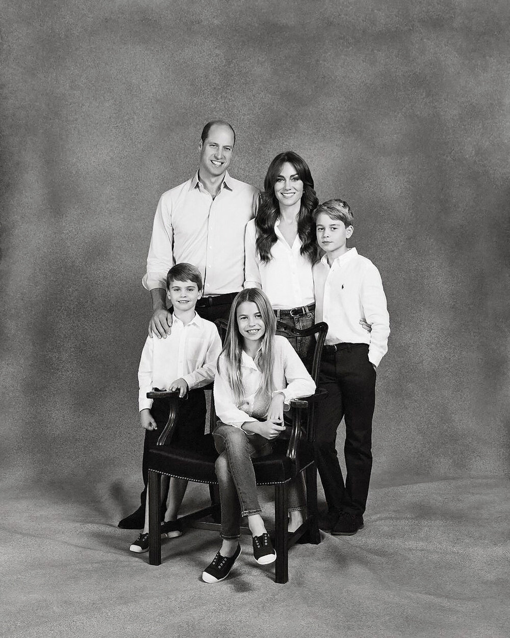 William y Kate con sus hijos George, Charlotte y Louis posaron en camisa y vaqueros para la foto de la postal de Navidad, algo sin precedentes en la familia real británica.  @princeandprincessofwales