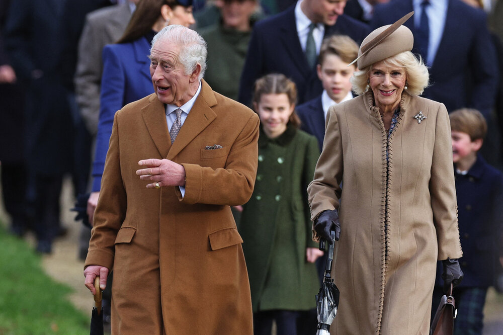 En su caminata hasta la iglesia de Santa Magdalena, el monarca de 75 años estuvo acompañado por la reina Camilla. AFP 