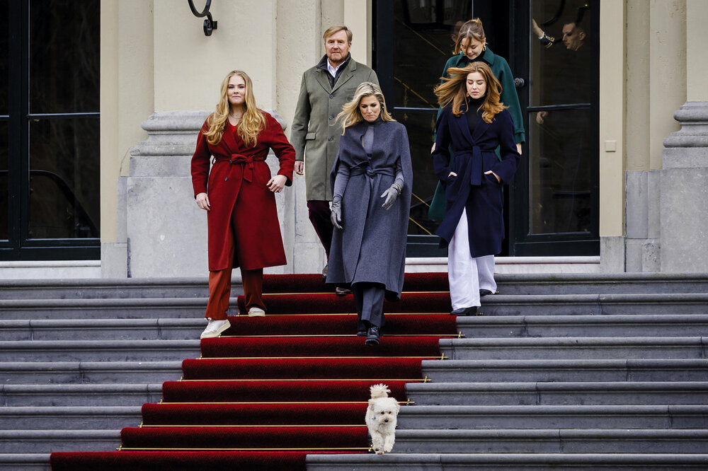 La tarjeta de Navidad de la Casa Orange incluyó varias fotos del rey Guillermo, la reina Máxima y sus tres hijas: Amalia, Alexia y Ariane. AFP 