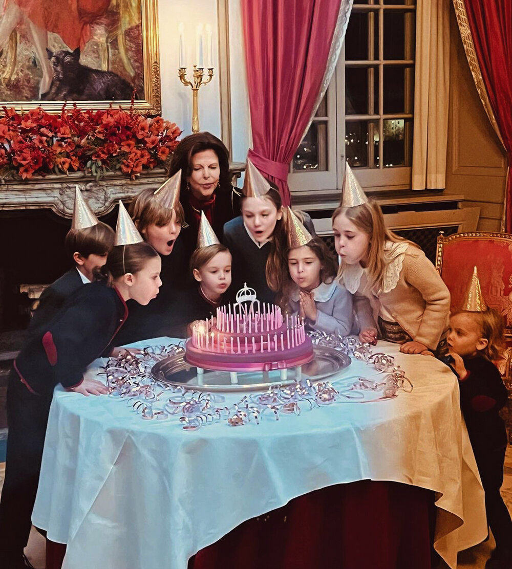 La reina Silvia de Suecia sopló las velitas de su 80 cumpleaños, rodeada de sus ocho nietos, el día previo a Nochebuena. 