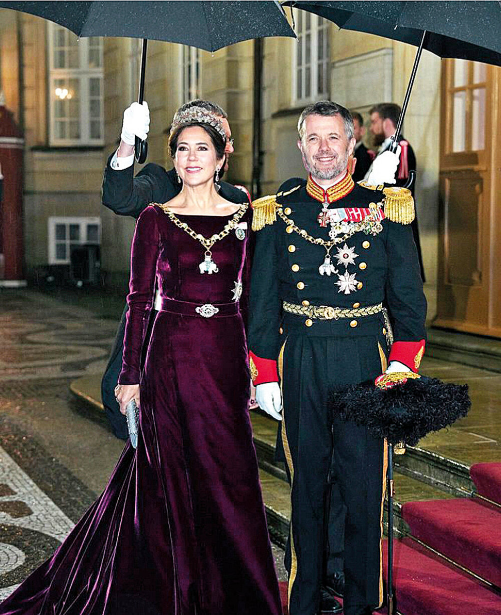 Los príncipes herederos, Mary y Frederik, acompañaron a la monarca al inicio de sus despedidas oficiales, empezando por la cena de gala de Año Nuevo en el Palacio Real de Amalienborg.