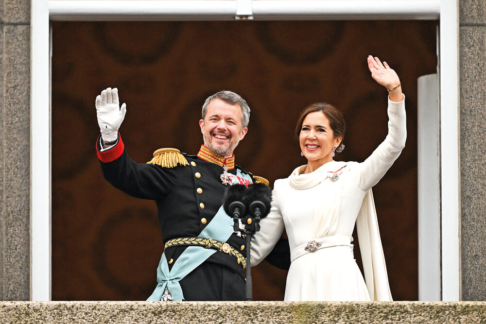 Federico X y la reina Mary saludan al pueblo danés desde el balcón del palacio de Christiansborg. AFP