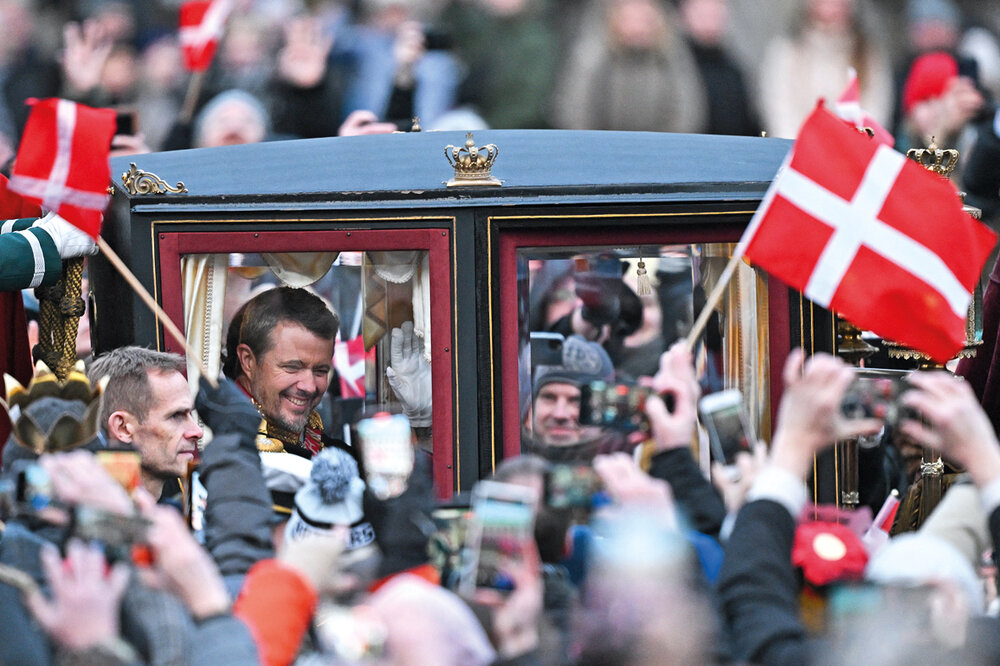 Una multitud se hizo presente en Copenhague para vitorear al nuevo rey. AFP