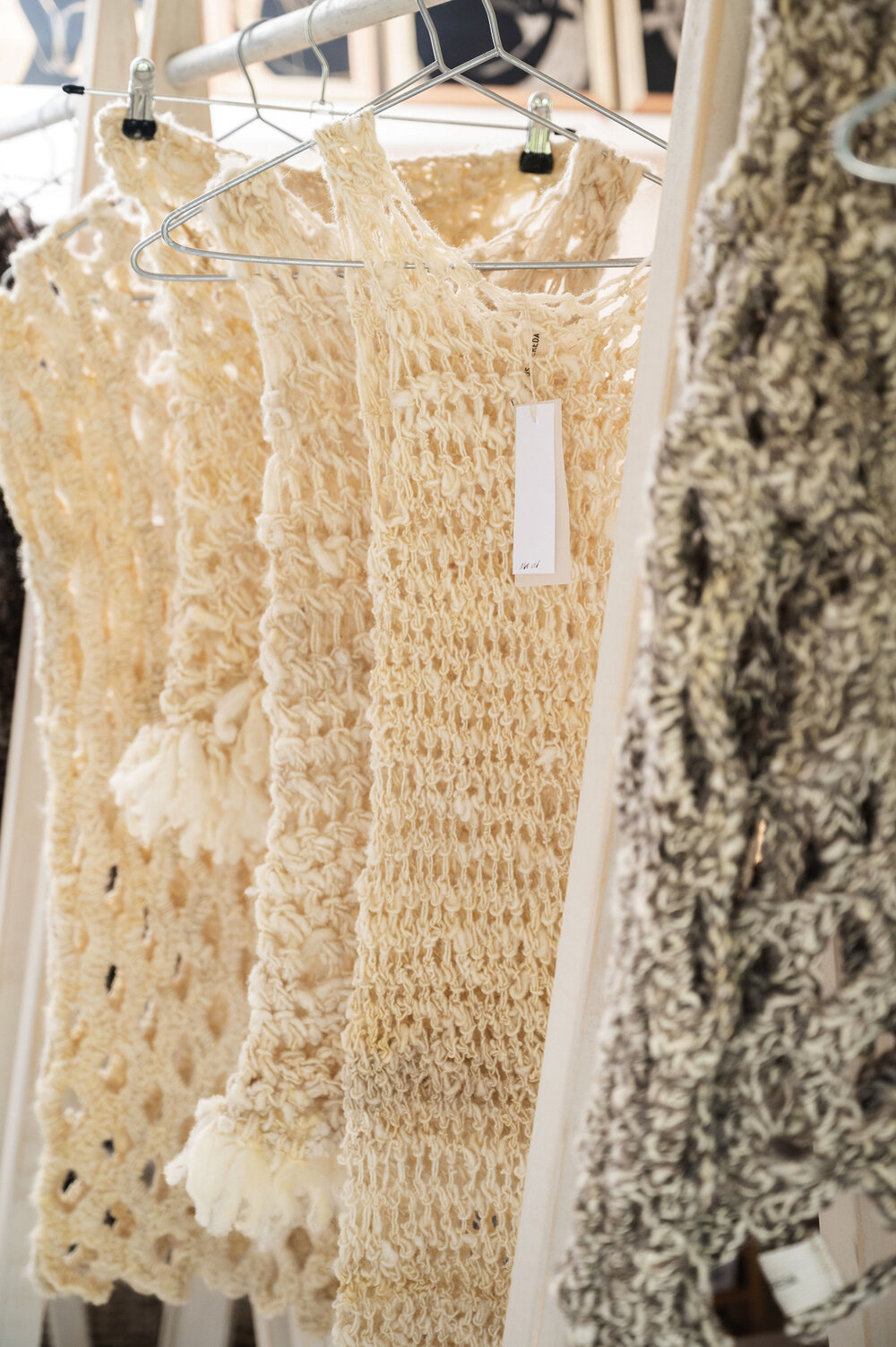<em>La lana utilizada para sus tejidos proviene de su campo en Entre Ríos, Argentina. Cada prenda es tejida a mano en Buenos Aires. </em>